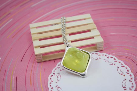 collar-cabujon-con-resina-de-color-la-fermina-abalorios-plata-zamak-bisuteria