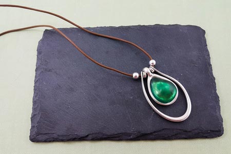 collar-colgante-gota-de-zamak-la-fermina-abalorios-plata-bisuteria-resina-verde