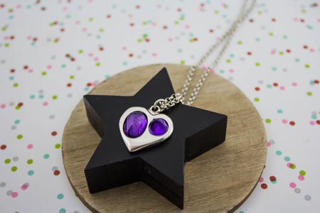 collar-corazon-morado-ultravioleta-la-fermina-abalorios-zamak-plata-bisuteria-complementos-accesorios-grabados-personalizados-pantone