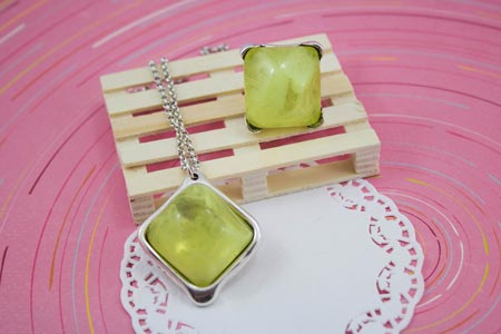 conjunto-anillo-cuadrado-collar-cabujon-con-resina-de-color-la-fermina-abalorios-plata-zamak-bisuteria