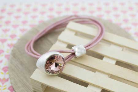 pulsera-cuero-rosa-la-fermina-abalorios-zamak-plata-bisuteria-grabados-personalizados-rivoli-2