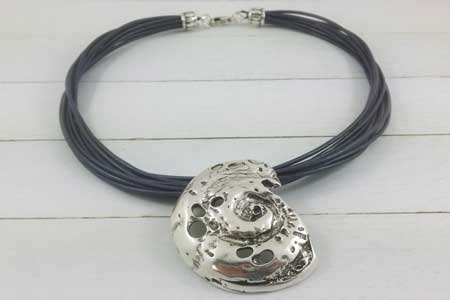 collar-caracola-azul-navy-la-fermina-abalorios-zamak-plata