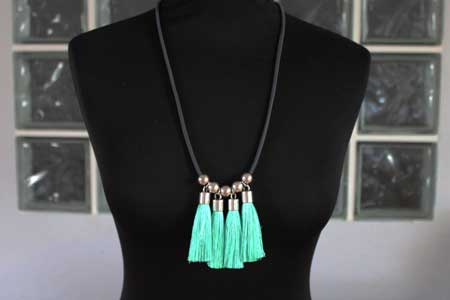 collar-puesto-pompones-turquesa-verano-la-fermina-abalorios-zamak-plata