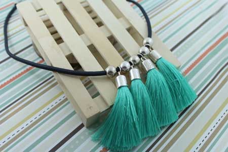 collar-verano-pompones-turquesa--la-fermina-abalorios-zamak-plata
