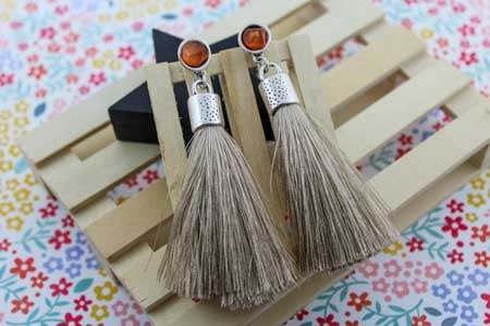 pendiente-con-pompones-y-resina-naranja-de-color-verano-la-fermina-abalorio-zamak-plata-bisuteria