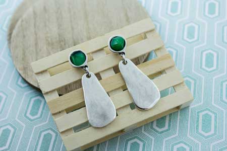 pendiente-piedra-ancha-con-piedra-de-color-la-fermina-abalorios-plata-zamak-bisuteria