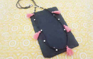 Tu collar hippie con pompones paso a paso