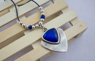 Nuevos colgantes y charms flecha con piedras de colores