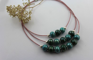 Collares con bolas de cerámica