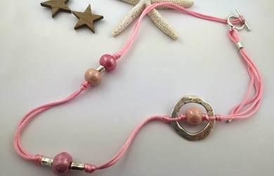 Tu collar de bolas de cerámica rosa paso a paso
