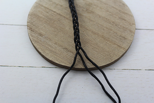 pulsera de cuero en tiras y bolas de zamak