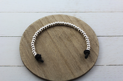 pulsera de cuero en tiras y bolas de zamak