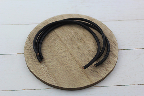 pulsera de cuero en tiras y bolas de zamak