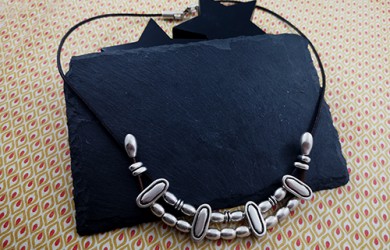 Collar pasadores ovalados de cuero