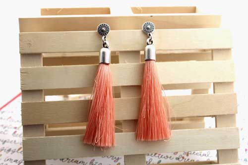 pendientes-pompon-coral-color-del-año-la-fermina-abalorios-zamak-plata-bisuteria