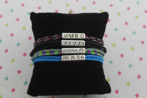 pulseras-paracord-de-colores-tubo-mensajes-la-fermina-abalorios-zamak-plata