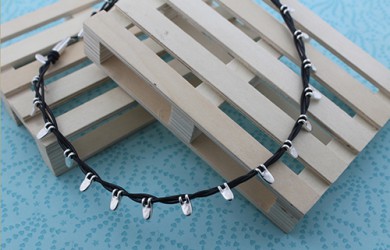 Collar cuero en trenza y entrepiezas diente